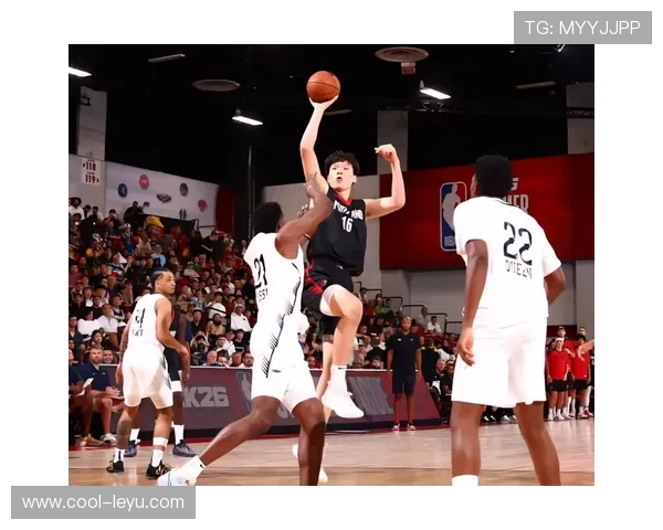 杨瀚森私下竟然这么佛系？球场上拼到爆，生活里像个大懒猫？