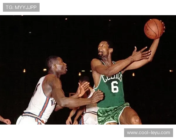 伯德无球跑动牵制防线，拉开空间改变绿军进攻结构